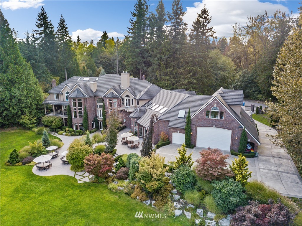 Lake Tapps home and landscaped grounds