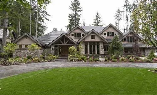 Woodinville Craftsman exterior and landscaped lawn